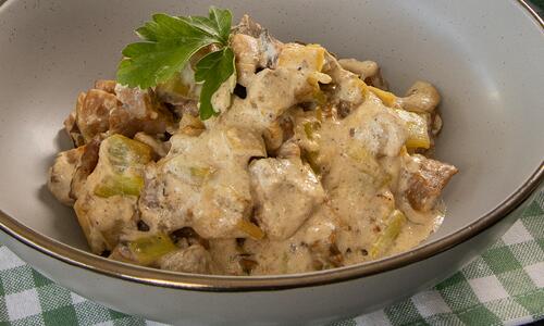 Свински хапки с праз и млечна сметана 