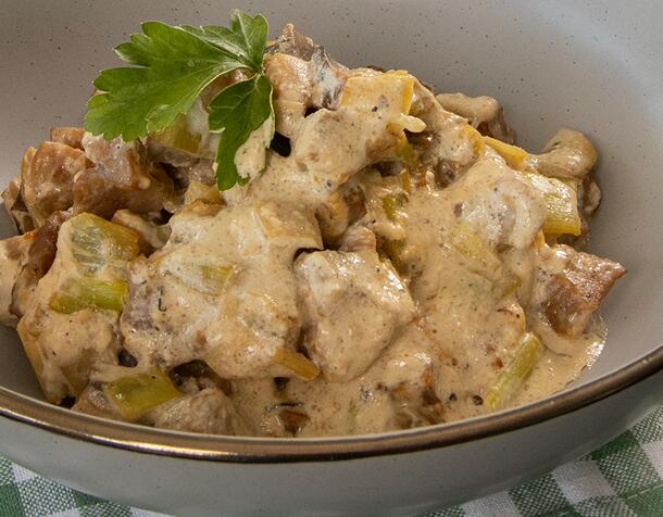 Свински хапки с праз и млечна сметана 