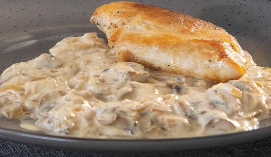 Пуешки пържоли с вино и гъби  