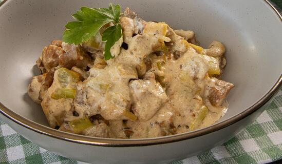 Свински хапки с праз и млечна сметана 