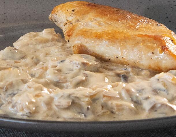 Пуешки пържоли с вино и гъби  